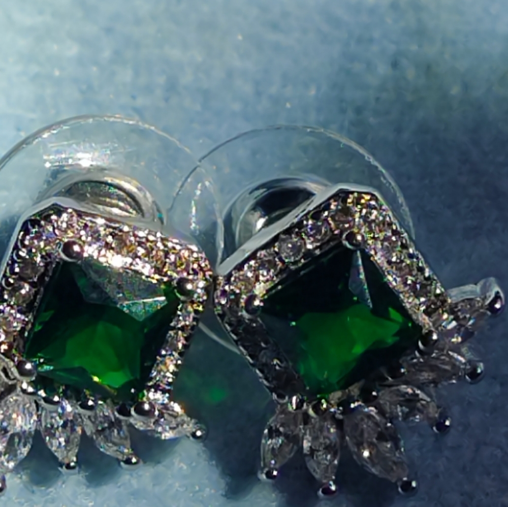 Emerald green DAZZLING EARRINGS
